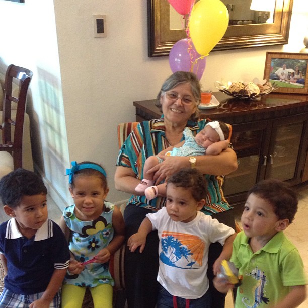 Ella feliii con sus 5 nietos!