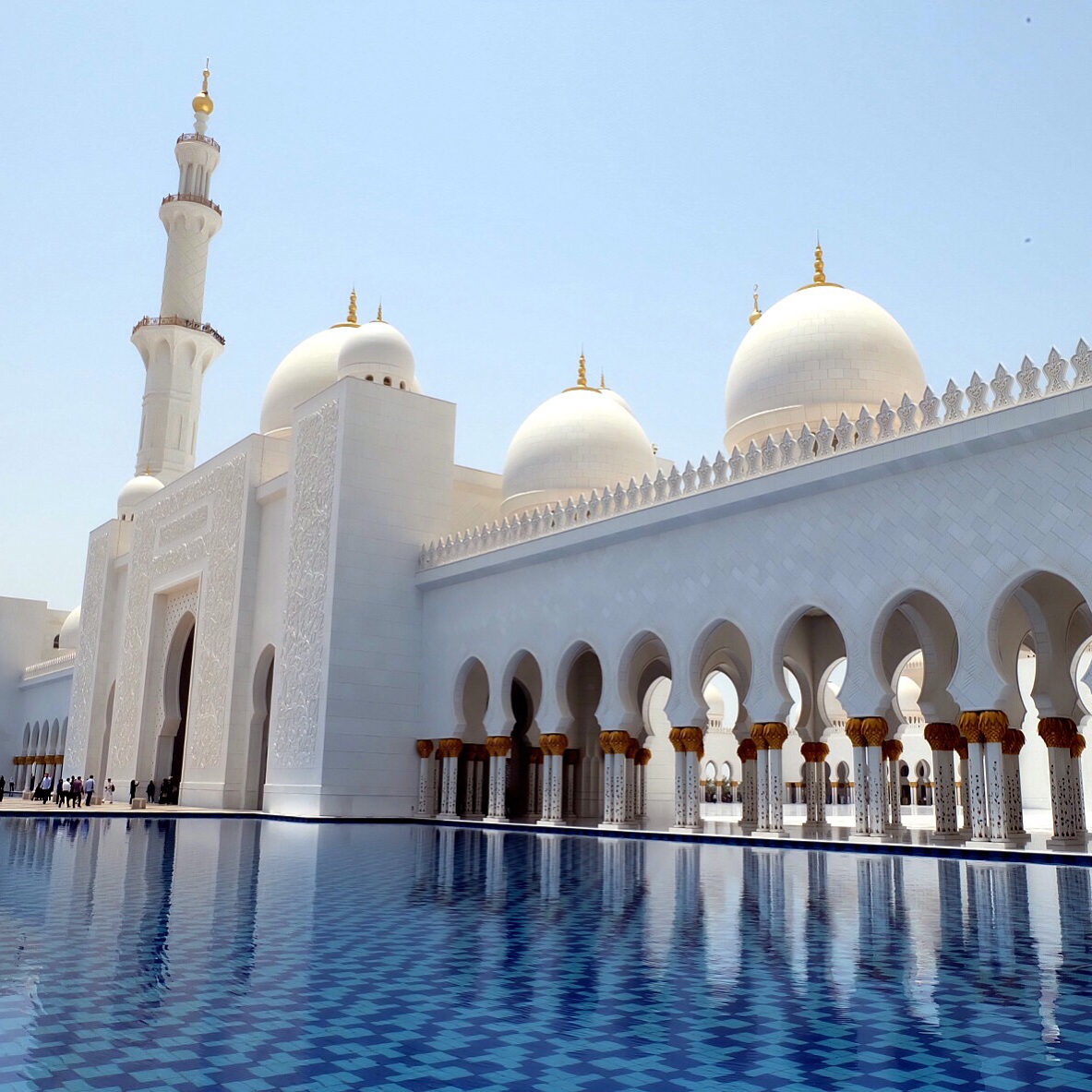 Cuando Mucho es Mejor!! Shaikh Zayed Grand Mosque me dejaste sin aliento! SWIPE 2 THE LEFT!! 🕌🇦🇪🏽 @goiard @travelwiserd
