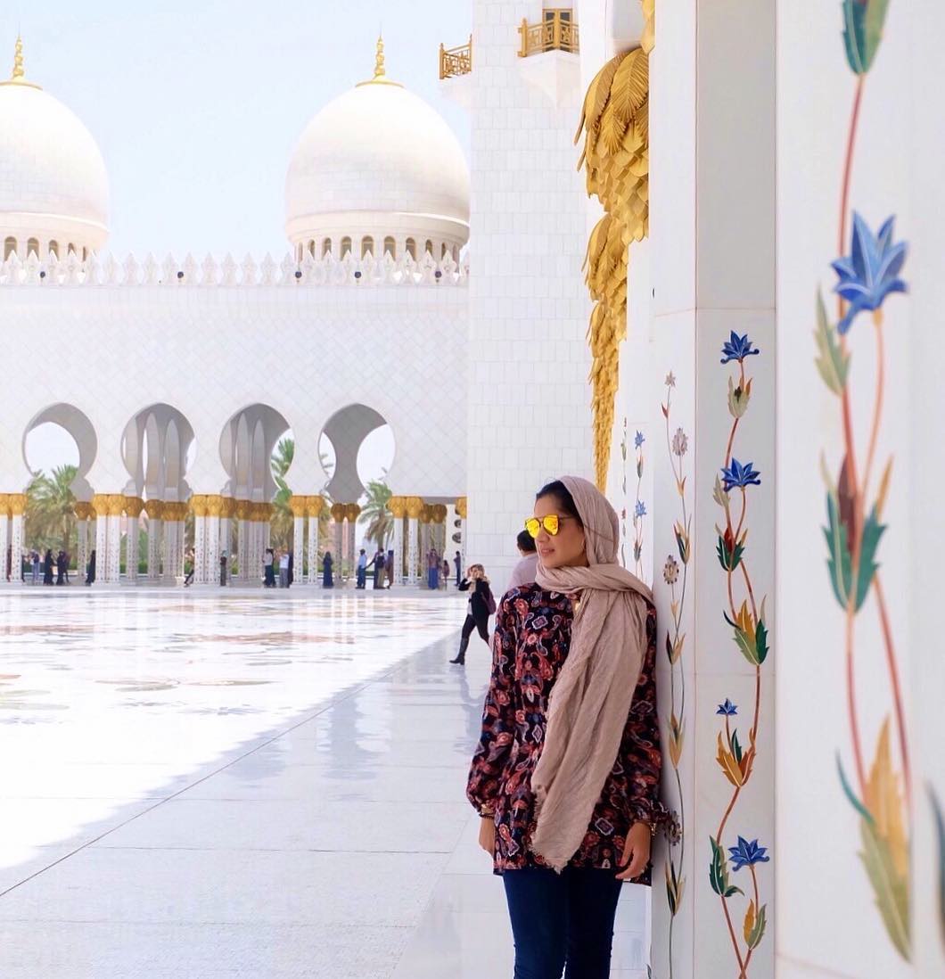 Visitando la Tercera Mezquita mas grande del mundo: Mezquita Sheikh Zayed 🕌 NOta: el vestuario no era por gusto! Creanme que el calor es insoportable, pero las mujeres tienen que entrar tapadas completamente hasta las muñecas y tobillos!!!