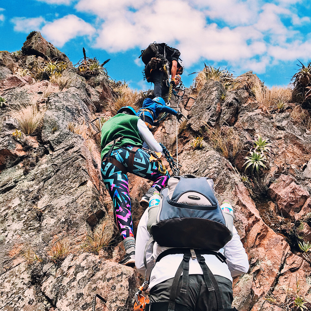 IR a Uno de los Hoteles MAS PELIGROSOS del MUNDO SKY LODGE- Valle Sagrado.
.
Nada de lo que yo diga de esta experiencia realmente transmitira lo que vivi hoy, creo que solo el que lo ha hecho sabe.
.
A pesar de que hice una investigacion exhaustiva del proceso de subida y bajada, me quede corta.
.
ES lo fisica, mental y emocionalmente mas aterrador que he hecho, a pesar de que soy muy atrevida, no soporto estar constantemente viendo un vacio desde la altura, si es rapido tipo zip line lo amo.
.
La subida duro 2 horas, si Valen y Oli subieron como que estaban en casa de sus abuelos corriendo.
.
Teniamos 3 guias y un fotografo, a pesar de que la seguridad es extrema el ver constantemente el vacio hacia abajo me desesperaba.
.
Cada persona era responsable de su linea de seguridad, cambiarlas y mantenerlas sin enredo. OJO en algunos monentos NO se usaban las lineas. SWIPE para que vean un video hecho por ellos mismo de un chin de la aventura.